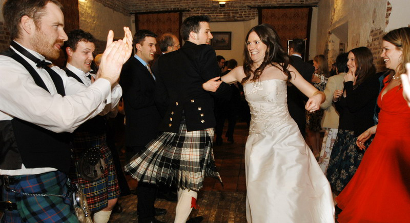 Scottish Ceilidh Dance - Strip the Willow